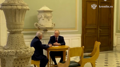 Владимир Путин провел беседу с генеральным директором Эрмитажа Михаилом Пиотровским перед встречей с султаном Малайзии