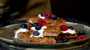 Быстро, просто и как из детства: пирог-печенье с малиновым вареньем