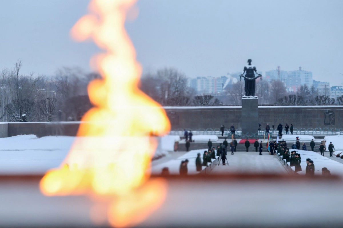 Александр Беглов возложил цветы к монументу «Мать-Родина» на Пискаревском кладбище в День полного освобождения Ленинграда от фашистской блокады - tvspb.ru
