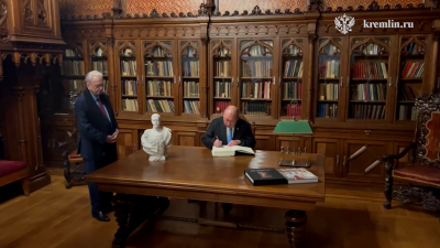 Правитель Малайзии оставил запись в книге почётных гостей Эрмитажа