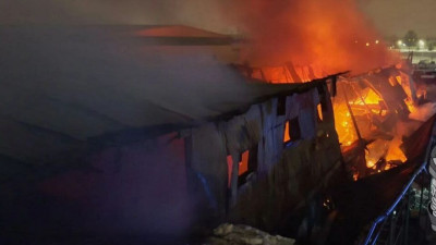 В посёлке имени Свердлова загорелся склад запчастей и автосервис: огонь охватил тысячу «квадратов»