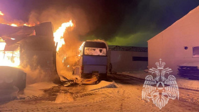 В Колтушах пожар уничтожил складской ангар и повредил автобус