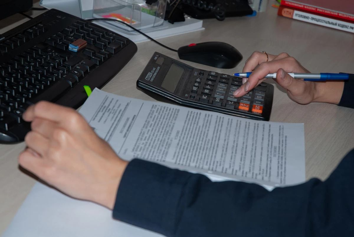 В Петербурге незаконно уволенная юрист вернула работу с помощью приставов - tvspb.ru