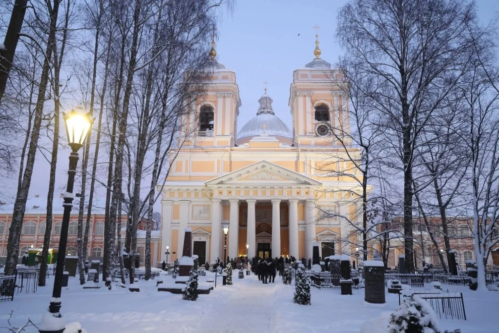 Александр Беглов пожелал рождественской радости участникам торжественной вечерни в Александро-Невской лавре и всем православным петербуржцам - tvspb.ru