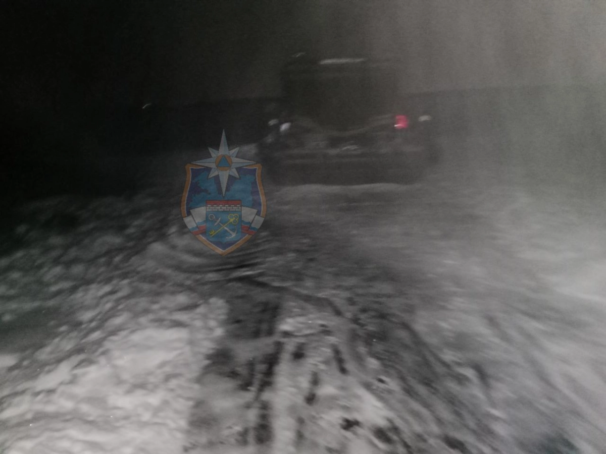 Рыбак не смог самостоятельно вернуться со льда Ладожского озера - tvspb.ru