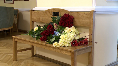 В театре имени Комиссаржевской открыли памятную скамейку в честь Виктора Новикова