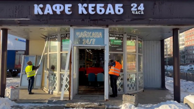 На проспекте Энтузиастов начали снос незаконного торгового павильона