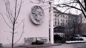 Памятник городскому колодцу, солнечным часам и матерям. Малые блокадные мемориалы во дворах Петербурга