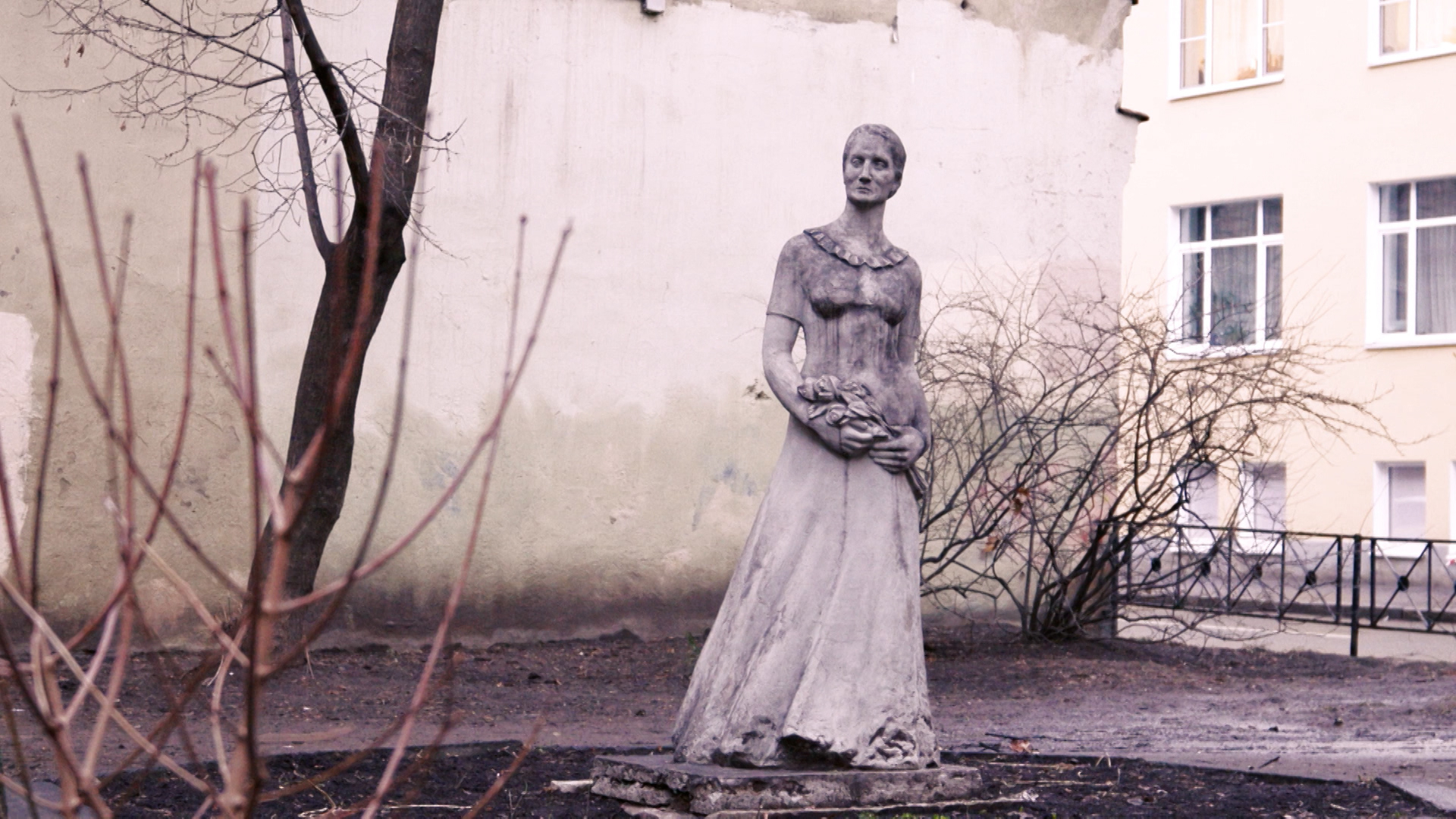 Памятник городскому колодцу, солнечным часам и матерям. Малые блокадные мемориалы во дворах Петербурга