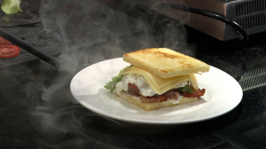 Полезный завтрак. Белки, клетчатка, овощи — сэндвич с беконом