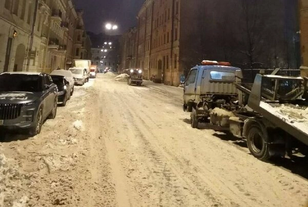Петербуржцам напомнили о правилах остановки и стоянки транспортных средств для зимней уборки улиц - tvspb.ru