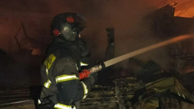 В посёлке имени Свердлова потушили мощный пожар в автосервисе