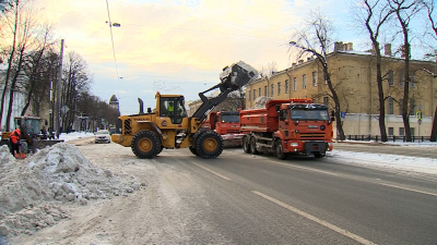 Почти 900 машин и 1200 дворников вышли на уборку Петербурга от снега