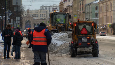 Дворы и проспекты очищают после сильного снегопада