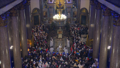 Рождественскую вечерню в Свято-Троицком соборе Александро-Невской лавры возглавил митрополит Варсонофий