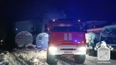 Огнеборцы ликвидируют пожар на 300 кв. метров в промышленном ангаре в Кировском районе Ленобласти