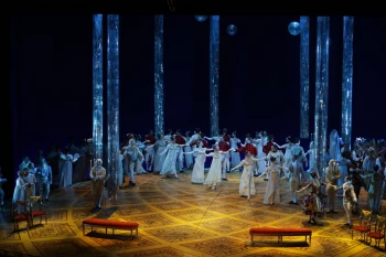 Пять представлений грандиозной оперы-эпопеи Прокофьева «Война и мир» в постановке Андрея Кончаловского пройдут в Мариинском театре