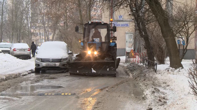 На улице Маршала Захарова починили прохудившуюся трубу