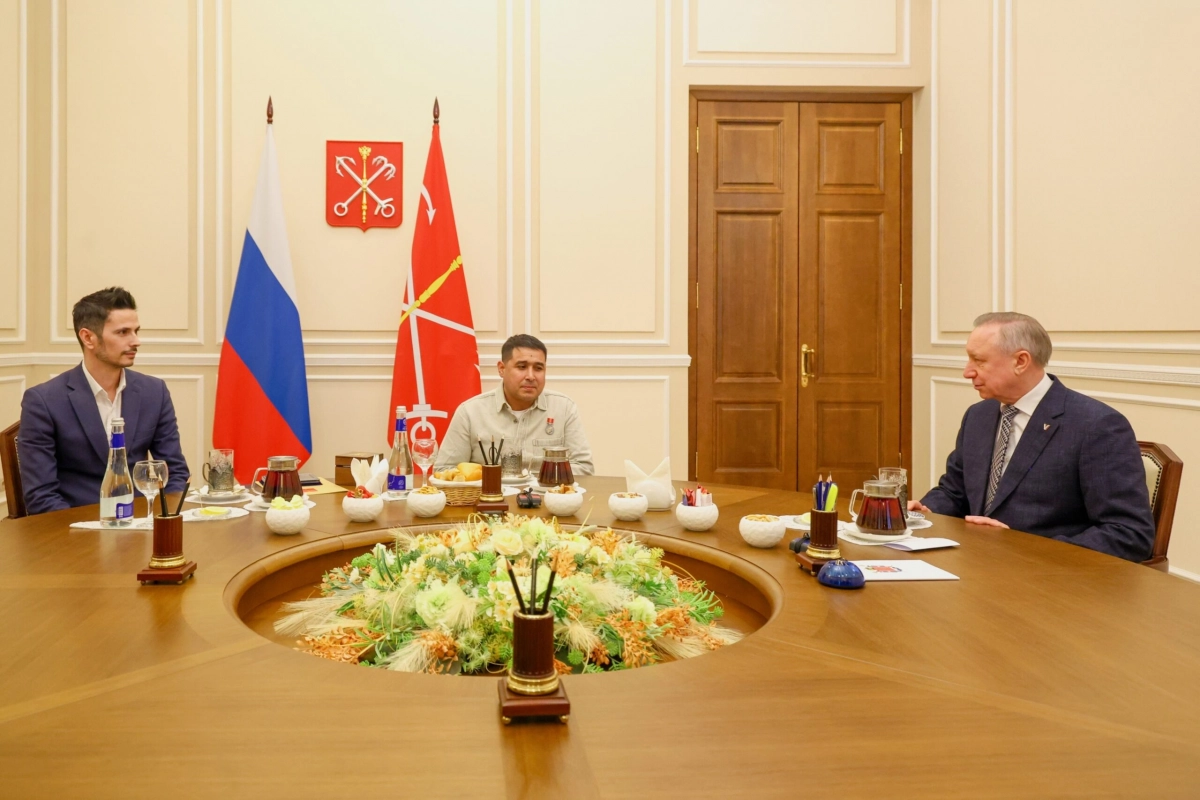 Александр Беглов наградил петербургского работника сферы ЖКХ, спасшего ребёнка на Петрозаводской улице - tvspb.ru