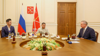 Александр Беглов наградил петербургского работника сферы ЖКХ, спасшего ребёнка на Петрозаводской улице