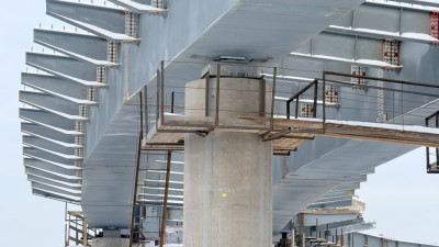 На развязке в составе новой магистрали М-32 начали возводить первые съезды