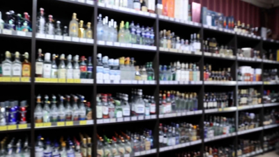 Нелегалы за прилавком и ночные продажи: как полиция Петербурга борется с теневой торговлей алкоголем