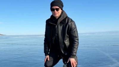 «Родные, попробуем самое чистое озеро в мире на вкус»: певец SHAMAN полизал байкальский лед