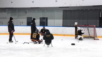 Одна из лучших команд в стране: как участники СВО играют в следж-хоккей в составе «Звезды»