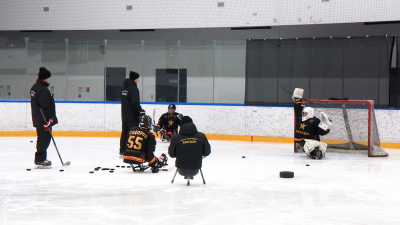 Одна из лучших команд в стране: как участники СВО играют в следж-хоккей в составе «Звезды»