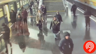 Поезд в огне, людей просят выйти: что случилось в метро Москвы