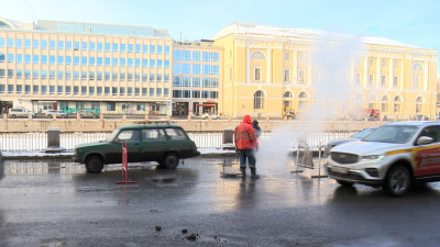На набережной Фонтанки прорвало трубу с горячей водой
