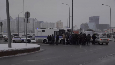 Поддельные номера и миграционные нарушения: полиция провела рейд в центре Петербурга