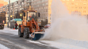 Уборка снега на улицах Фрунзенского района Петербурга