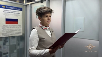 Сотрудники полиции в Петербурге помогли получить российское гражданство внучке героя Великой Отечественной войны