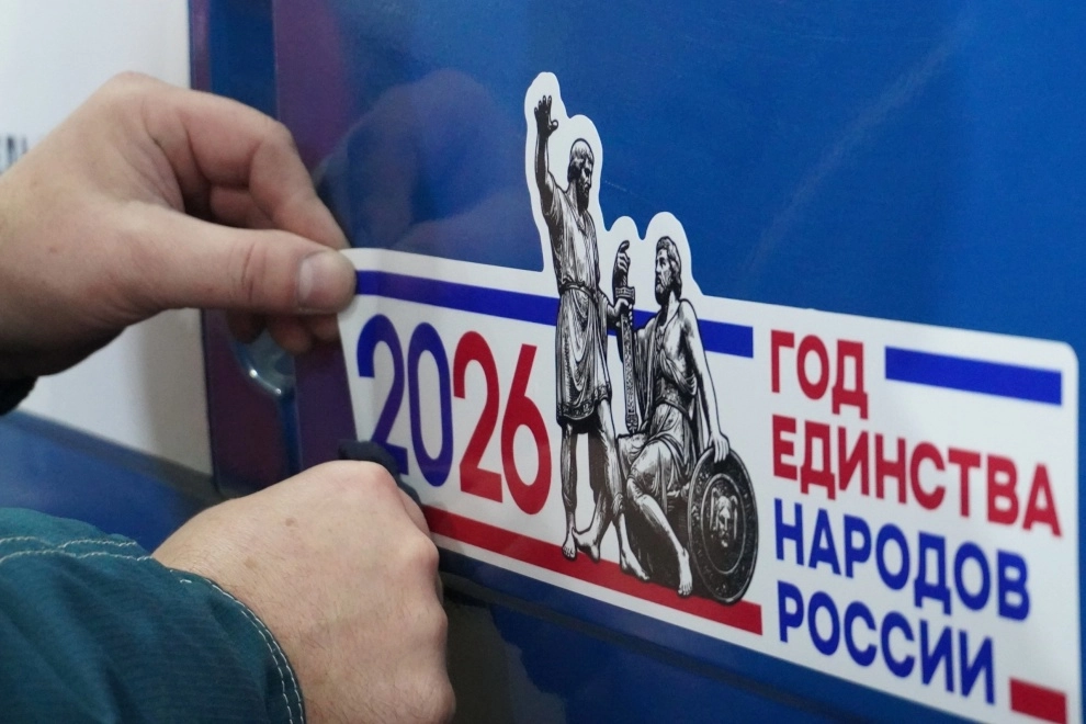 Спецтехнику комитета по благоустройству Петербурга украсили символикой Года единства народов России - tvspb.ru