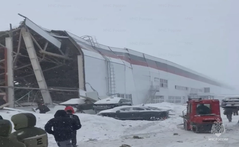 На автозаводе в Липецкой области рухнула крыша: спасатели вытащили пятерых человек из под завалов — поиски продолжаются - tvspb.ru