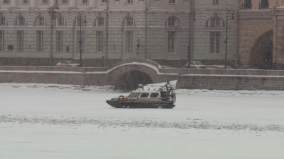 Опасно для жизни: В МЧС напомнили, что прогулки по льду в Петербурге запрещены