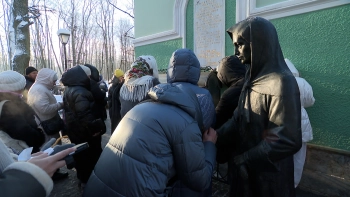 Как горожане и губернатор Александр Беглов почтили память Ксении Блаженной на Смоленском кладбище