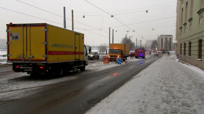 Аварийные бригады устраняют последствия прорыва трубы на проспекте Обуховской Обороны