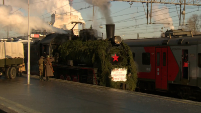 Александр Беглов посетил реконструкцию прибытия первого поезда после освобождения от блокады на Финляндском вокзале