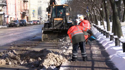 Коммунальные службы обеспечивают комфорт и безопасность горожан после сильного снегопада: улицы убирают 900 единиц техники