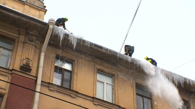 Более 2 тысяч кровель очистили в городе с начала недели