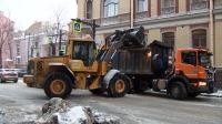 Круглосуточное дежурство: коммунальные службы приводят в порядок город на Неве после сильного снегопада