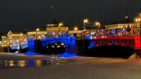 Мосты Петербурга окрасились в триколор ко Дню защитника Отечества