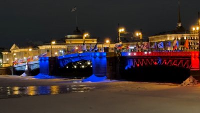 Мосты Петербурга окрасились в триколор ко Дню защитника Отечества