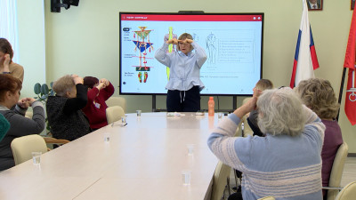 Фейсфитнес и уроки стиля: какие мастер-классы для горожан «серебряного возраста» проводят в Красногвардейском районе