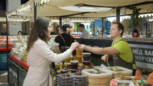 «От Абхазии до Камчатки»: редкие сыры с Кубани, каштановый мёд, вяленая мушмула и другие полезные продукты на фермерской ярмарке