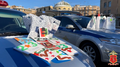 Акция в честь 23 февраля: на площади Стачек сотрудники ГИБДД вручили водителям наборы для безопасности на дороге