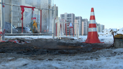 Аварийные бригады продолжают работать возле дома №66 по Комендантскому проспекту