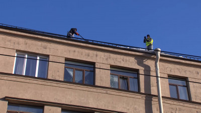 3,5 тысячи кровель за два дня: как петербургские крыши чистят от наледи после снегопадов